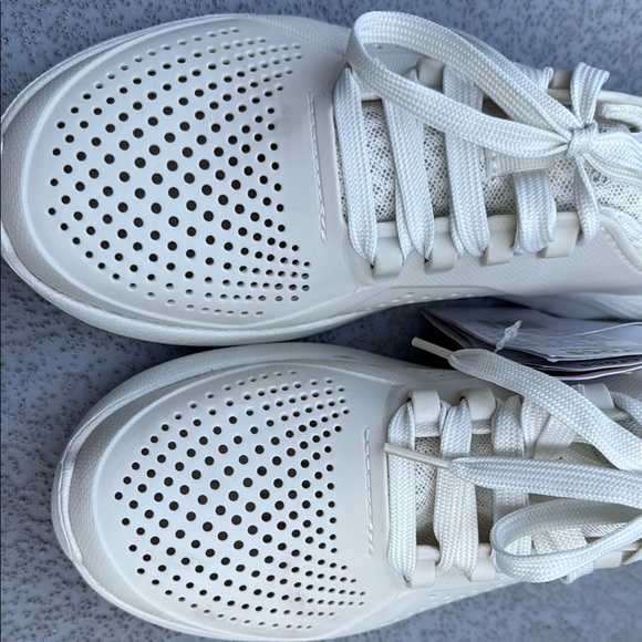 ✨Host pick✨CROCS White Perforated Casual Sneakers - Picture 4 of 8